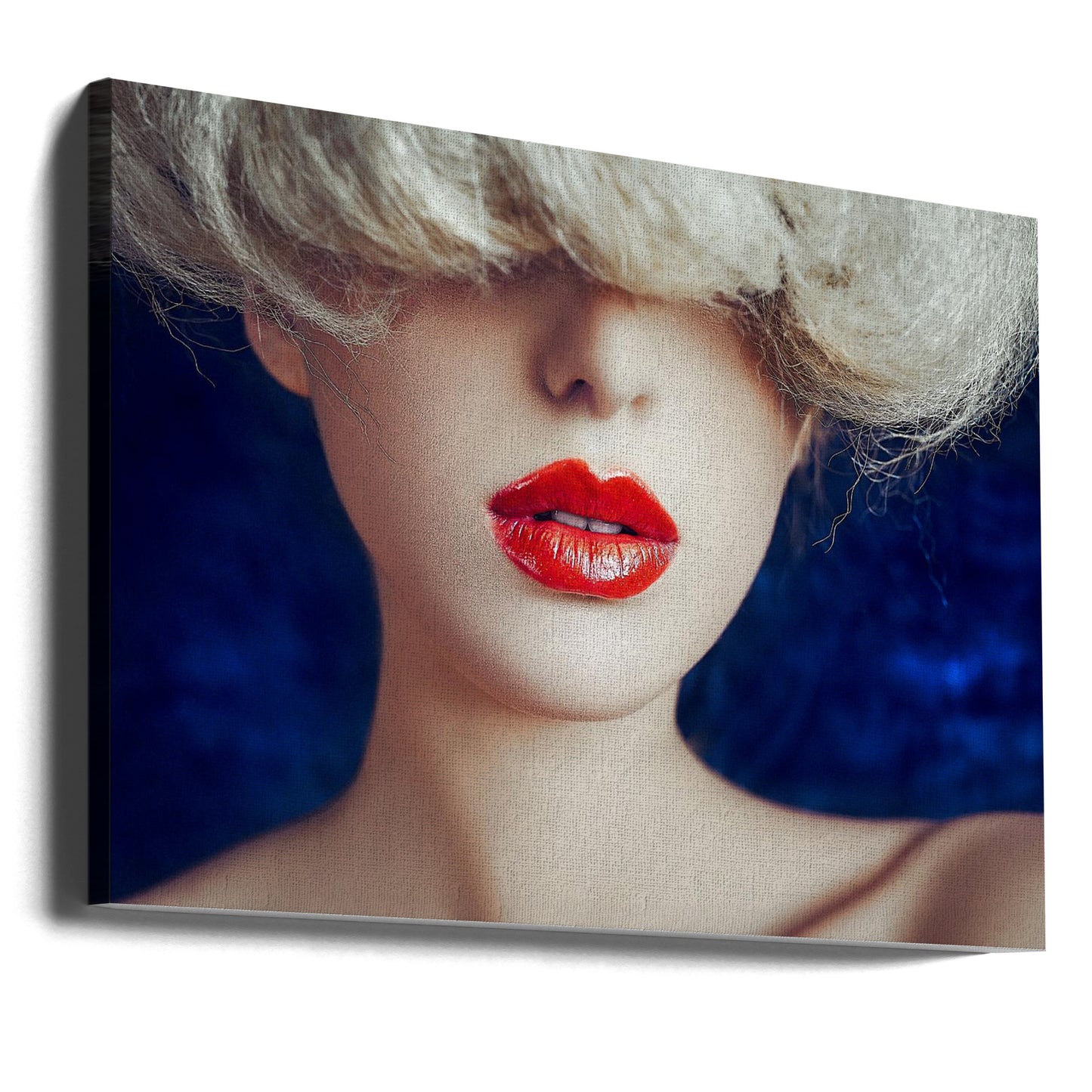 Labios rojos, ojos ocultos | Impresiones en Lienzo