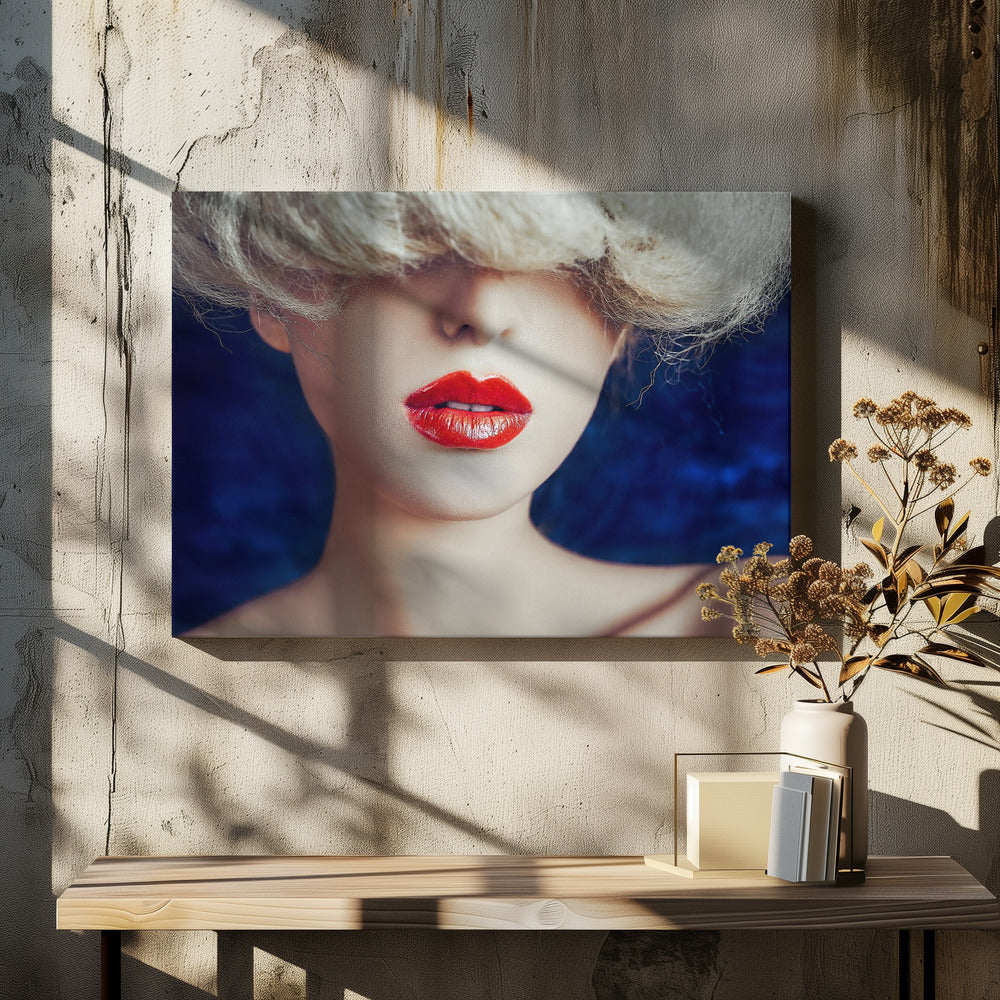 Labios rojos, ojos ocultos | Impresiones en Lienzo