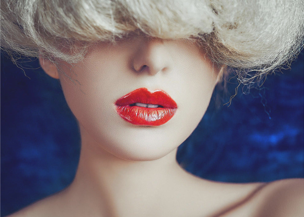 Labios rojos, ojos ocultos | Impresiones en Lienzo