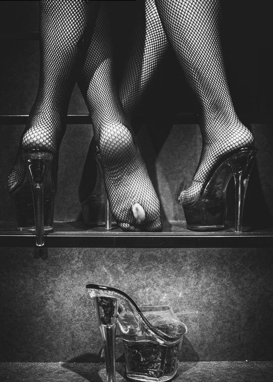 On the soles of its feet | Canvas